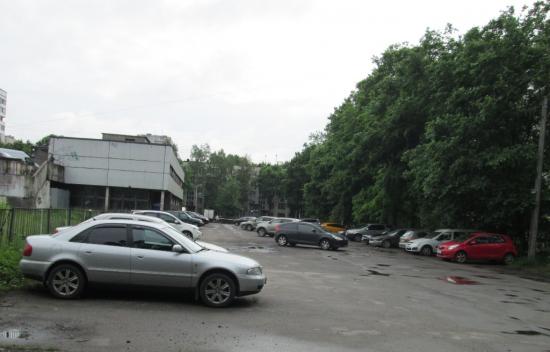 Прокуратура Кировского района выявила незаконную автостоянку.