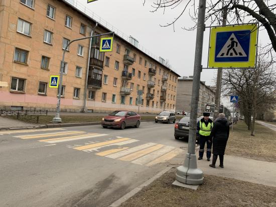 Пешеходы под пристальным вниманием сотрудников полиции.