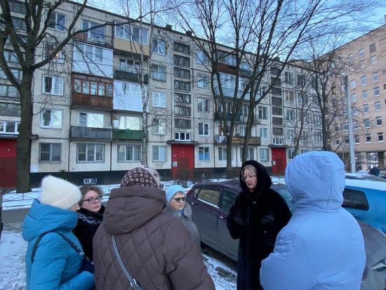 Глава МО Ульянка Оксана Хлебникова встретилась с жителями дома №84 по проспекту Ветеранов